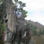 Живописная скала рядом с селом Алтайское